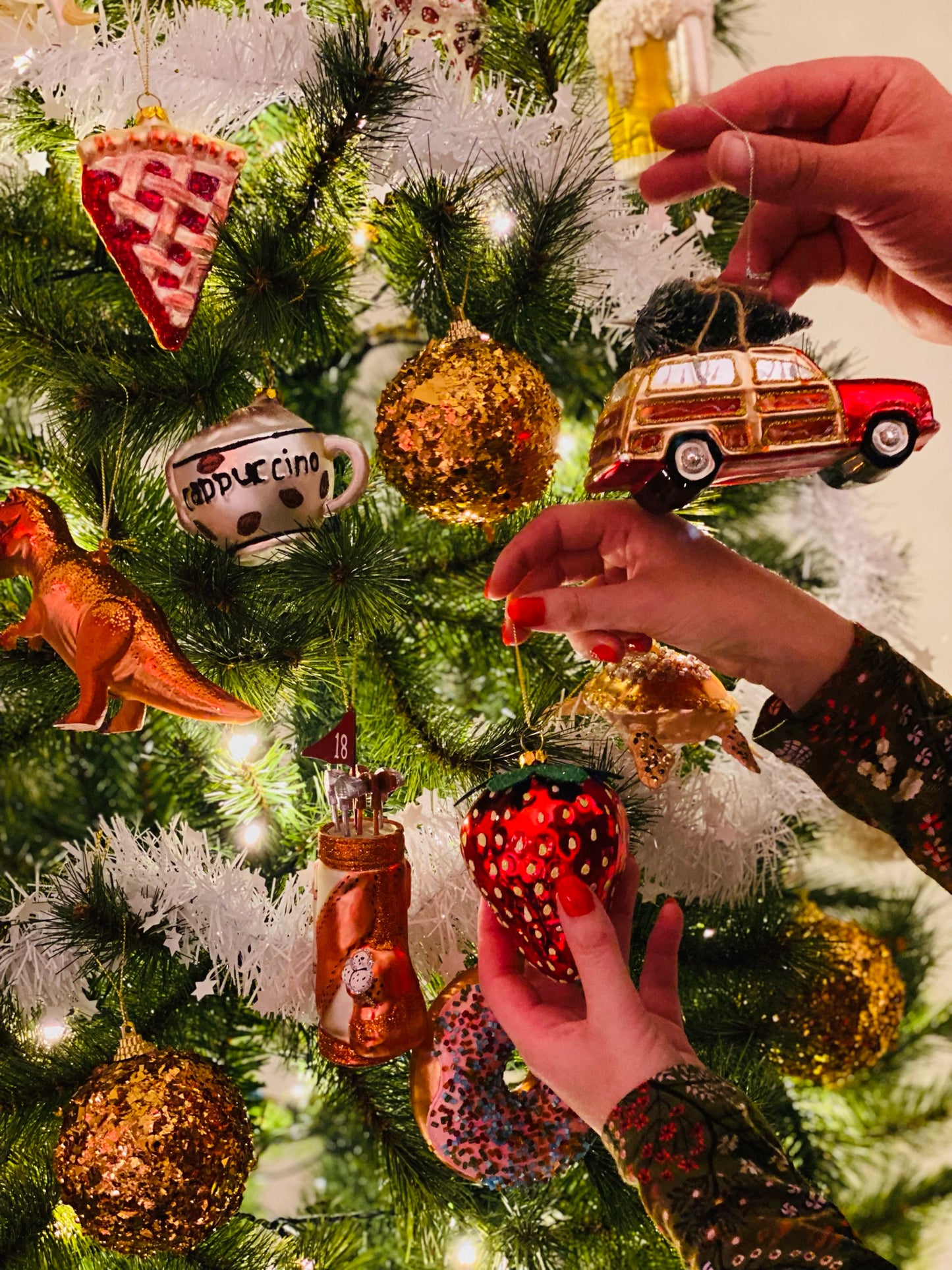 gezellig kerstboom, cappucino kerstbal, t-rex kerstbal, auto kerstbal, golftas kerstbal, taart kerstbal, aardbei kerstbal